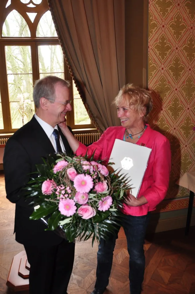 Verdienstmedaille und Neubau