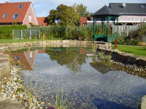 Der Teich vor dem Raum der Stille