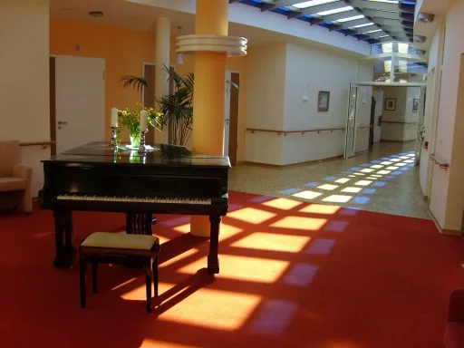 Mittagszeit, die Sonne zeichnet ein Band