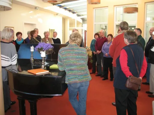 Eine Besuchergruppe singt spontan